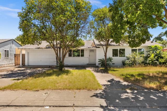 212 E Longview Avenue, Stockton CA: https://media.crmls.org/mediaz/42a3d83b-7cb0-46b6-bbe1-896bba7ecd17.jpg