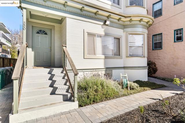 548 37th St, Oakland CA: https://media.crmls.org/mediaz/42a41891-8621-403b-9d1a-0f0142e8ba06.jpg