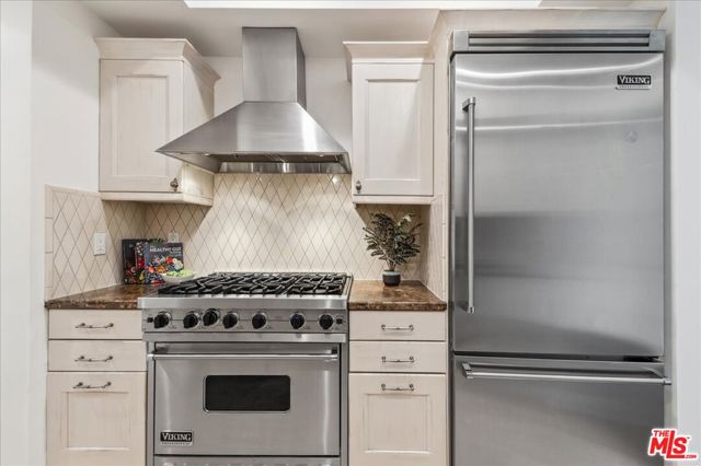 261 S Reeves Drive, Beverly Hills CA: https://media.crmls.org/mediaz/42a4ed0b-ef7f-4e60-8919-69d1cf3dd9ef.jpg
