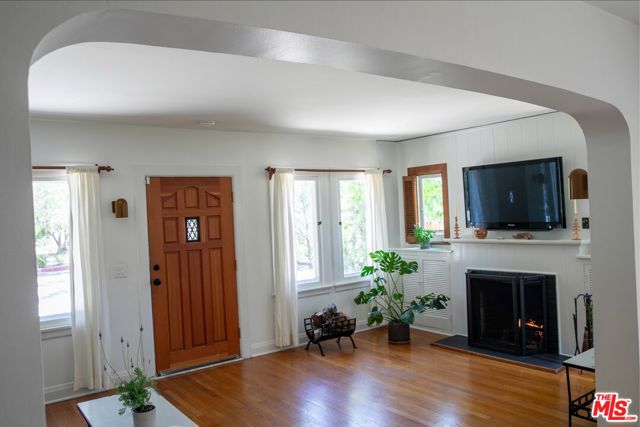 898 N Chester Avenue, Pasadena CA: https://media.crmls.org/mediaz/42a5c533-7f43-4376-b089-70c3bc7f585d.jpg