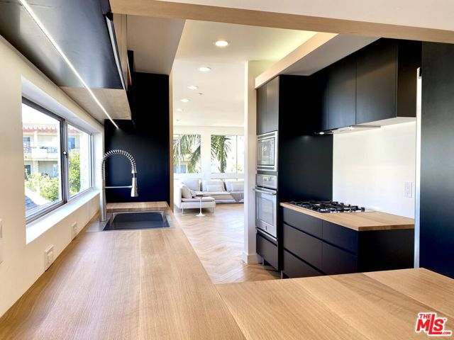 2237 S Bentley Avenue, Los Angeles CA: https://media.crmls.org/mediaz/42a64ac8-c342-484b-8fa9-9f6d0b3fda84.jpg