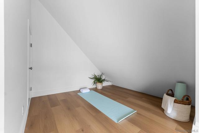 503 Rosemont St, La Jolla CA: https://media.crmls.org/mediaz/42a79318-e890-431e-812b-889476db3e11.jpg