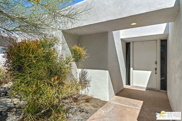 770 N Girasol Court, Palm Springs CA: https://media.crmls.org/mediaz/42a7a854-bea1-4505-80f6-c3c60a7fe7b1.jpg
