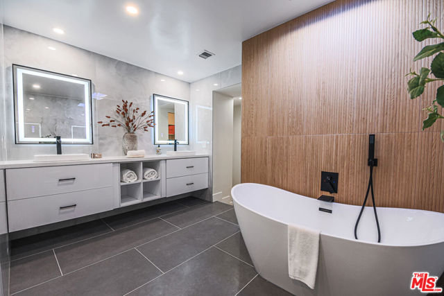133 S Oakhurst Drive, Beverly Hills CA: https://media.crmls.org/mediaz/42a7c787-e14c-45c1-998e-a39eda875ce8.jpg