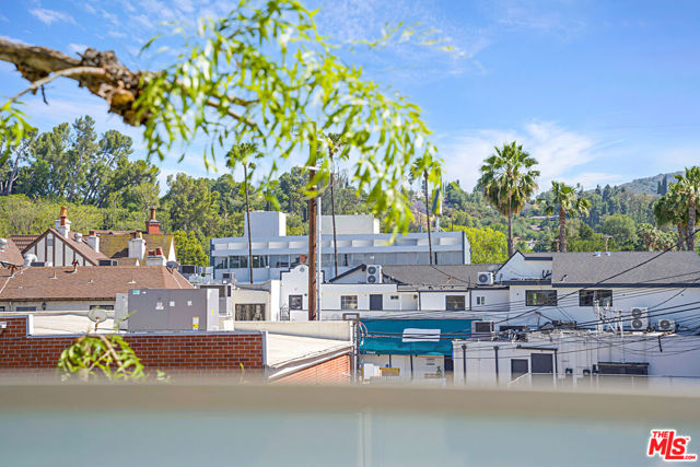 4949 Genesta Avenue, Encino CA: https://media.crmls.org/mediaz/42a7f644-962e-467e-8d67-68301dd2cbc0.jpg