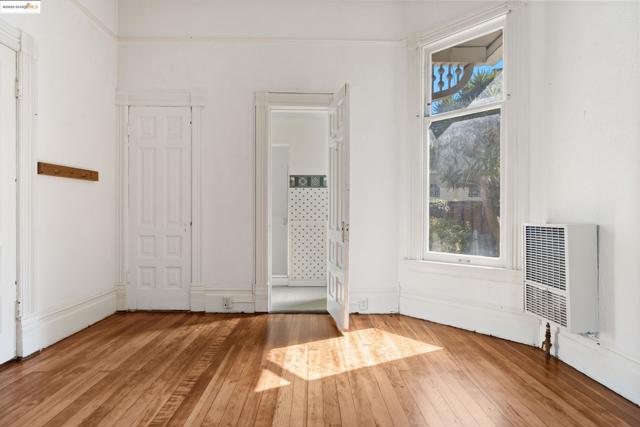 102 Hamilton Pl, Oakland CA: https://media.crmls.org/mediaz/42a8ef6c-4af9-4fde-b6b7-d4f7881eabd9.jpg