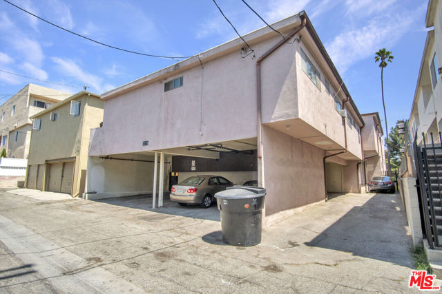 1118 9th Street, Santa Monica CA: https://media.crmls.org/mediaz/42a9ecdb-5505-4179-bdae-c9faa06c0287.jpg
