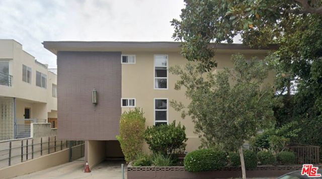 633 N Sweetzer Avenue, West Hollywood CA: https://media.crmls.org/mediaz/42aa4333-e6bb-4bc5-b327-b2595f48664b.jpg
