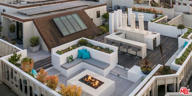 851 N Kings Road, West Hollywood CA: https://media.crmls.org/mediaz/42aa434a-e0ef-4a20-bcb5-202c1abbffd2.jpg