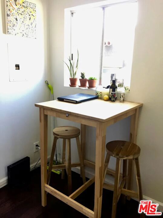 834 Laguna Avenue, Los Angeles CA: https://media.crmls.org/mediaz/42aa47cb-e44f-4baf-88a8-d8e1598fcb90.jpg