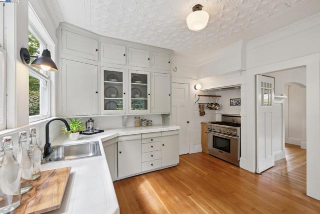 6040 LAWTON AVENUE, Oakland CA: https://media.crmls.org/mediaz/42ab0d40-0e8e-4194-9662-0b75eedef833.jpg