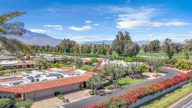 5 Stanford Drive, Rancho Mirage CA: https://media.crmls.org/mediaz/42ac4068-30f9-44d5-abb1-3899dcabb54a.jpg