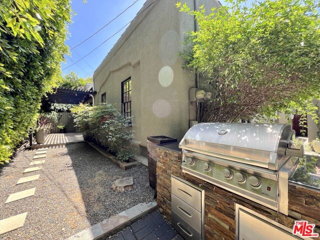 855 N Sweetzer Avenue, West Hollywood CA: https://media.crmls.org/mediaz/42ac58c2-db78-4bac-87fc-f2017c6ddb98.jpg
