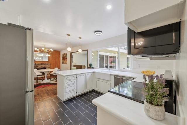7606 Desertwood Ln, Pleasanton CA: https://media.crmls.org/mediaz/42aef8e9-6699-4925-9c8e-874a9be20ef7.jpg