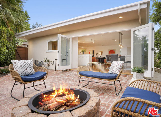 15224 Encanto Drive, Sherman Oaks CA: https://media.crmls.org/mediaz/42af6258-eede-4cf4-a61a-46824cf6d328.jpg