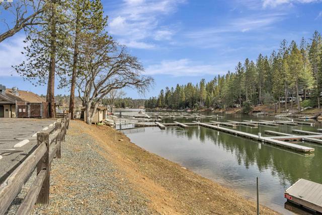 20244 Lower Skyridge Dr, Groveland CA: https://media.crmls.org/mediaz/42b01cde-fcb9-4665-8adc-aa720f4c626e.jpg