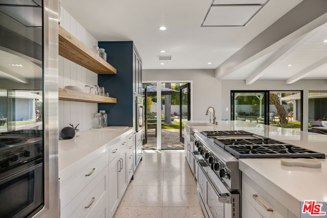 8400 Mulholland Drive, Los Angeles CA: https://media.crmls.org/mediaz/42b056bc-bf1a-403d-94e6-60b312f36d51.jpg