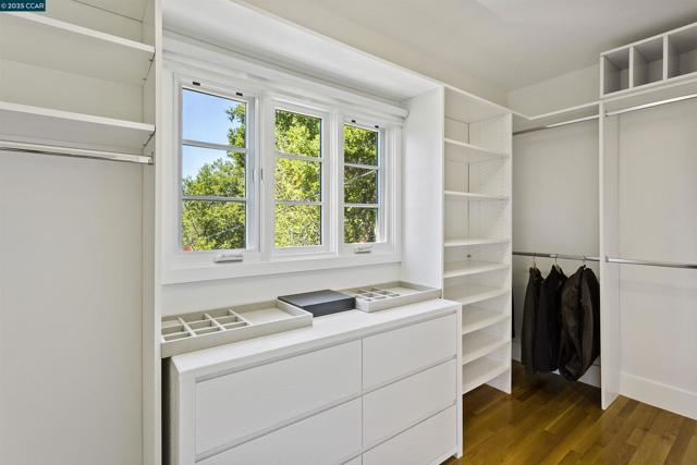 24 La Campana Rd, Orinda CA: https://media.crmls.org/mediaz/42b0bbdc-1199-4166-a7b7-5dba36818268.jpg