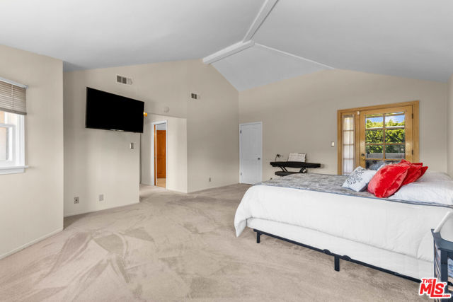 5317 Angeles Vista Boulevard, View Park CA: https://media.crmls.org/mediaz/42b0c3b3-92be-4a1a-88fa-1d3773919cb0.jpg