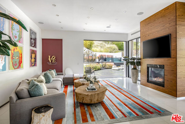 9852 San Circle, Beverly Hills CA: https://media.crmls.org/mediaz/42b159bc-df56-4683-b3a1-0bc0a4244487.jpg