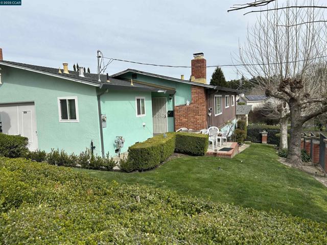 826 Veale, Martinez CA: https://media.crmls.org/mediaz/42b176c1-d985-4779-ab4e-76cffe196008.jpg