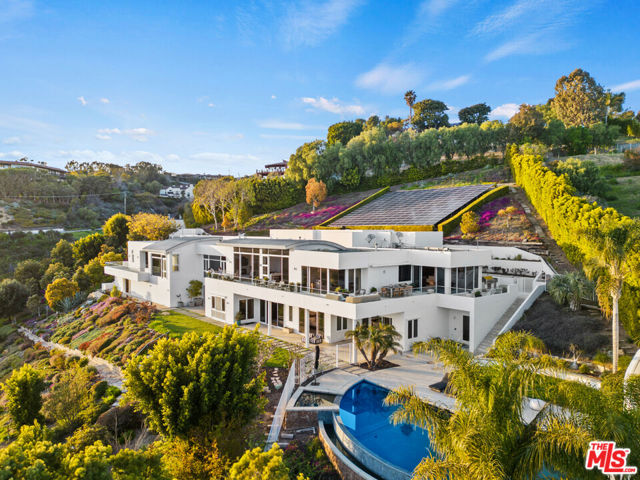 27454 Winding Way, Malibu CA: https://media.crmls.org/mediaz/42b195e6-56ea-4a84-88d3-b0719e64863e.jpg