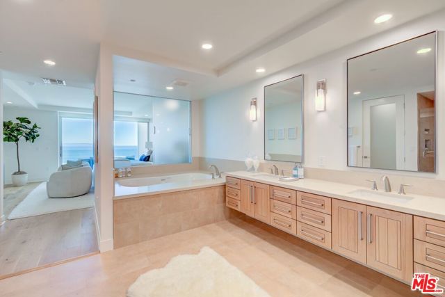 17325 Castellammare Drive, Pacific Palisades CA: https://media.crmls.org/mediaz/42b2c15d-b77e-4378-8181-c109b13a14b9.jpg