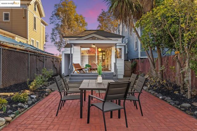 1241 Park Ave, Alameda CA: https://media.crmls.org/mediaz/42b4467f-b8e9-4fc8-b8c7-ead6ef9e23c0.jpg