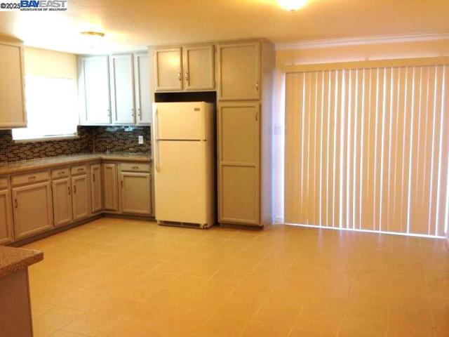 20240 Wisteria St, Castro Valley CA: https://media.crmls.org/mediaz/42b49a57-822f-4c87-b168-0e4c641ffa91.jpg