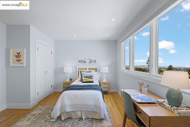 310 Pacific Ave, Piedmont CA: https://media.crmls.org/mediaz/42b51ddf-42e0-40f6-a099-44419173b40f.jpg