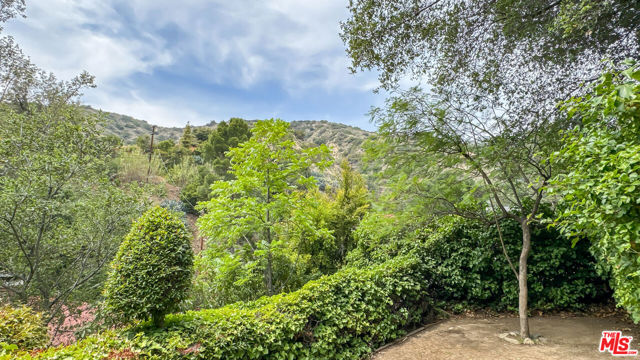 752 Country Club Drive, Burbank CA: https://media.crmls.org/mediaz/42b6cc55-082e-4cc9-8390-0637bc4ce0be.jpg