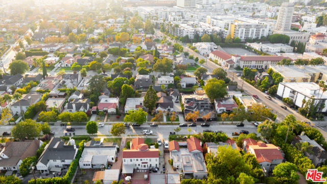 821 S Cloverdale Avenue, Los Angeles CA: https://media.crmls.org/mediaz/42b6cf29-65a8-4522-87b6-4a4344583680.jpg