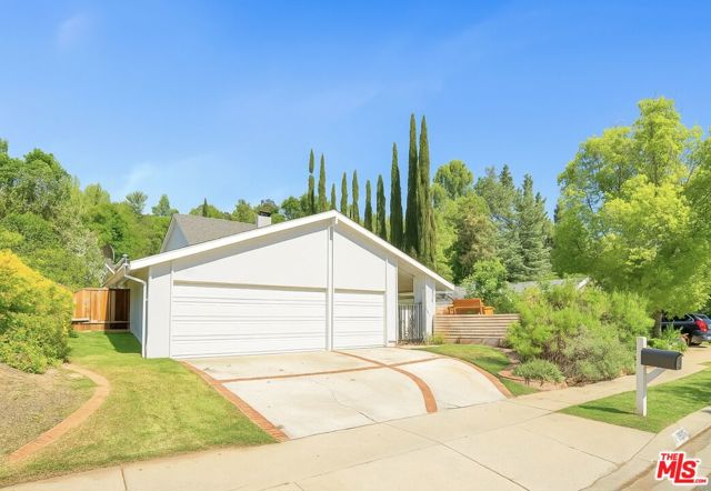 3952 Patrick Henry Place, Agoura Hills CA: https://media.crmls.org/mediaz/42b78424-bd16-467b-96be-d7510c4dfa65.jpg