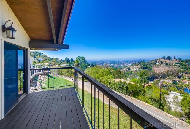 4742 Mount Helix Drive, La Mesa CA: https://media.crmls.org/mediaz/42b813d0-0f91-48ae-9bcb-71914f8ff5f0.jpg