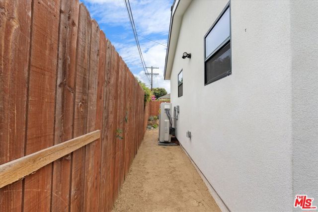 3792 1/2 Van Ness Avenue, Los Angeles CA: https://media.crmls.org/mediaz/42b87f8d-e095-46b2-ad47-2645108f4e84.jpg