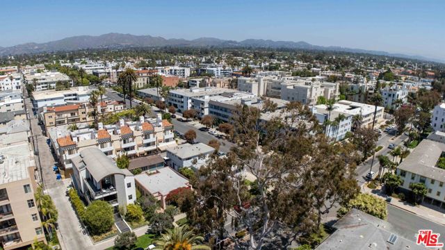 231 California Avenue, Santa Monica CA: https://media.crmls.org/mediaz/42b93732-842f-479b-97c9-50373031d72d.jpg