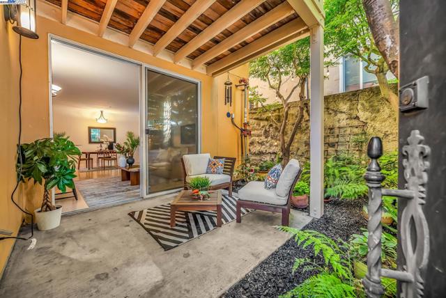 400 Wayne Ave, Oakland CA: https://media.crmls.org/mediaz/42ba4f87-2873-4c88-affb-a943bad9a8ac.jpg