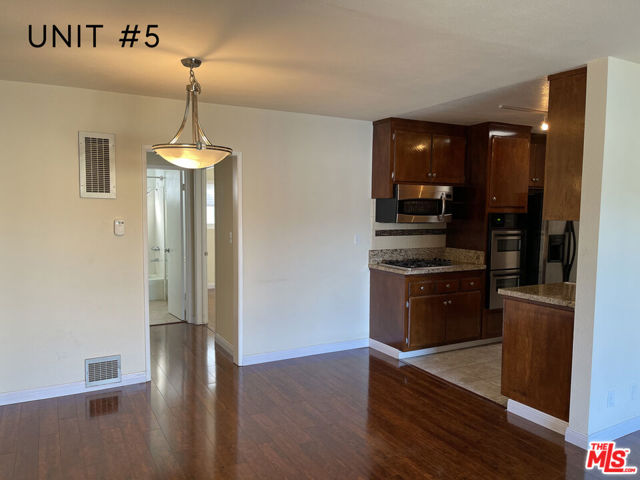 938 20th Street, Santa Monica CA: https://media.crmls.org/mediaz/42ba5108-74e5-41c3-9404-f87e61ec6a91.jpg