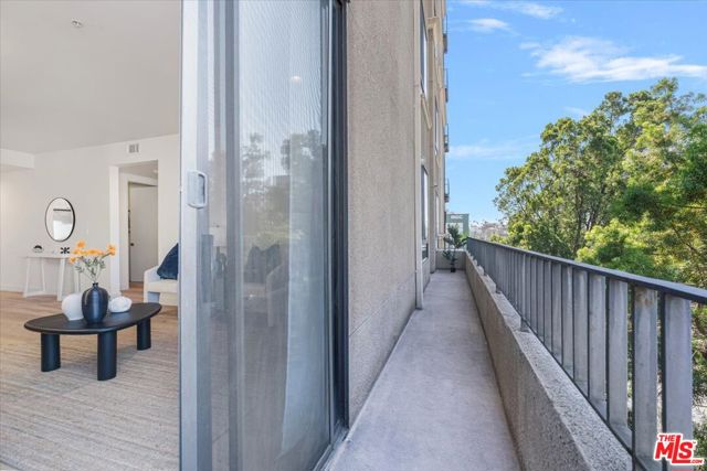 625 S Berendo Street, Los Angeles CA: https://media.crmls.org/mediaz/42ba70d9-d21b-4813-9acb-aa4658cad12e.jpg