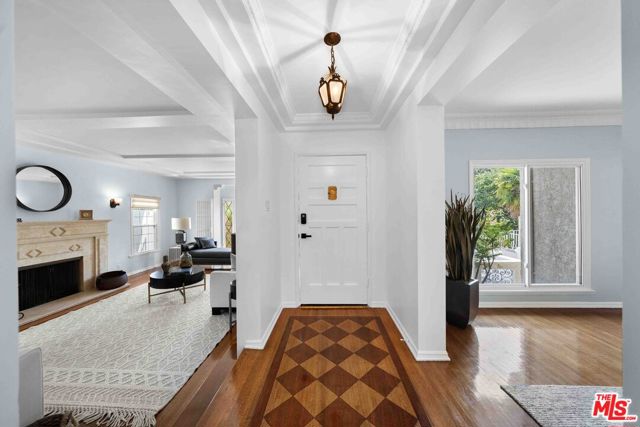 865 S Lucerne Boulevard, Los Angeles CA: https://media.crmls.org/mediaz/42bb2564-febd-4369-96b7-3223db8ea108.jpg