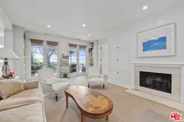 1634 Gilcrest Drive, Beverly Hills CA: https://media.crmls.org/mediaz/42bb3f4c-69e0-48c0-b8e2-66d04bc9b55a.jpg