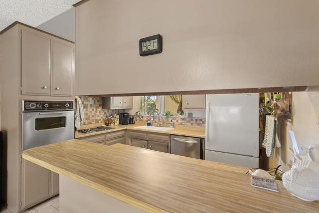 1007 Genie Ln, Cardiff by the Sea CA: https://media.crmls.org/mediaz/42bb4998-3bce-45ff-9c07-c6ff5010b664.jpg