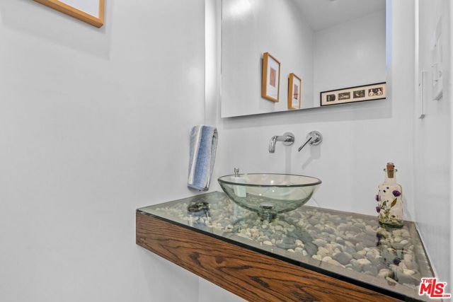 3623 1/2 S Centinela Avenue, Los Angeles CA: https://media.crmls.org/mediaz/42bc3167-d265-4c62-9f9a-e5e97840ca64.jpg