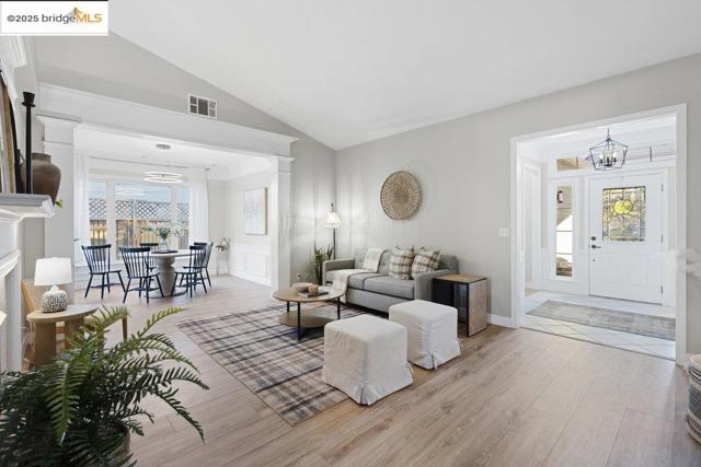 1030 Orchid Dr, Brentwood CA: https://media.crmls.org/mediaz/42bc61a9-246a-456f-9ebd-0ef9445cd942.jpg