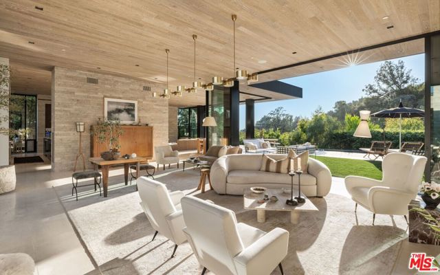 1335 Carla Lane, Beverly Hills CA: https://media.crmls.org/mediaz/42bd4985-94b9-4eb4-875a-b6a220dbc584.jpg