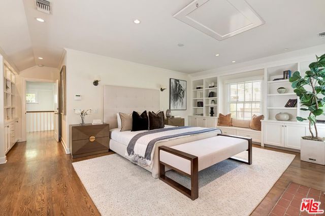 459 S Bentley Avenue, Los Angeles CA: https://media.crmls.org/mediaz/42bd6fed-3e82-4497-8620-512d16fe0510.jpg