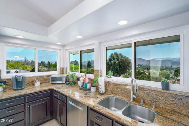 2207 Terra Bella Lane, Camarillo CA: https://media.crmls.org/mediaz/42bdefcf-e991-4b57-b61b-f9e4e3bd38ac.jpg