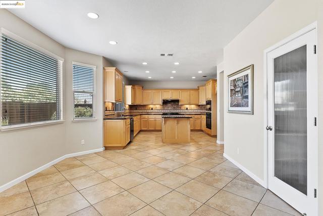 906 Natoma Ct, Discovery Bay CA: https://media.crmls.org/mediaz/42bdfc56-589f-4428-a290-8ed0d6797a3f.jpg