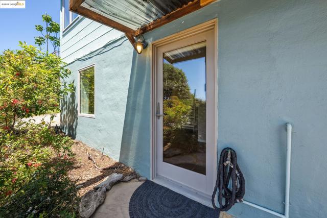 917 Avis Dr, El Cerrito CA: https://media.crmls.org/mediaz/42be0941-5e44-4344-89d1-e4330d891750.jpg