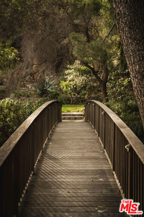 https://media.crmls.org/mediaz/42be3129-d638-44e7-9712-227b5e636f1d.jpg?preset=X-Large
